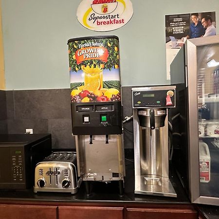 Super 8 By Wyndham Richfield Cleveland Hotell Exteriör bild