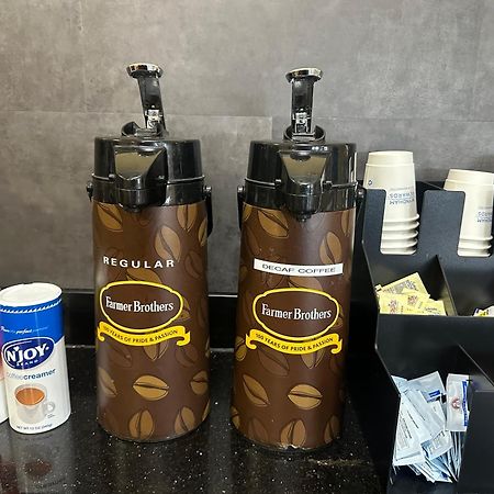 Super 8 By Wyndham Richfield Cleveland Hotell Exteriör bild