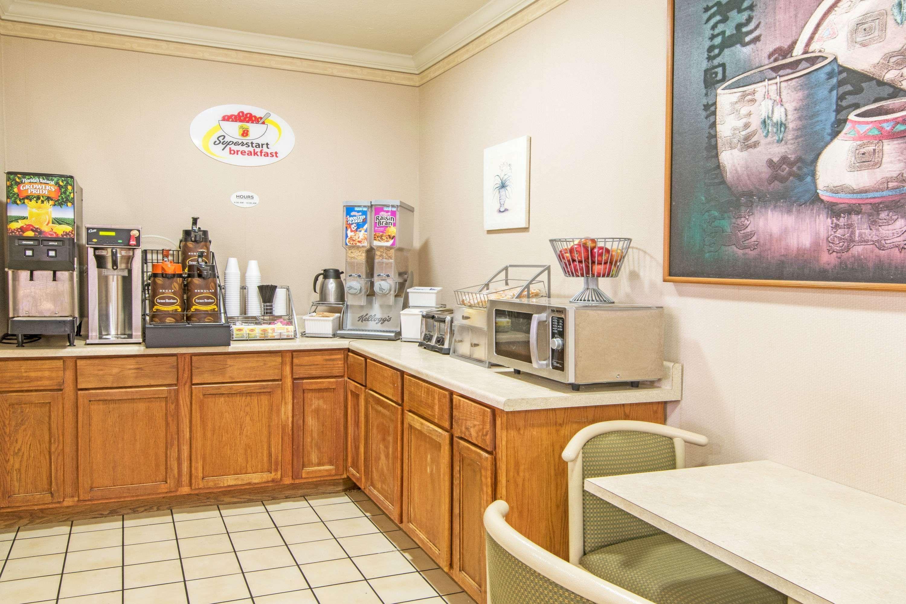 Super 8 By Wyndham Richfield Cleveland Hotell Exteriör bild