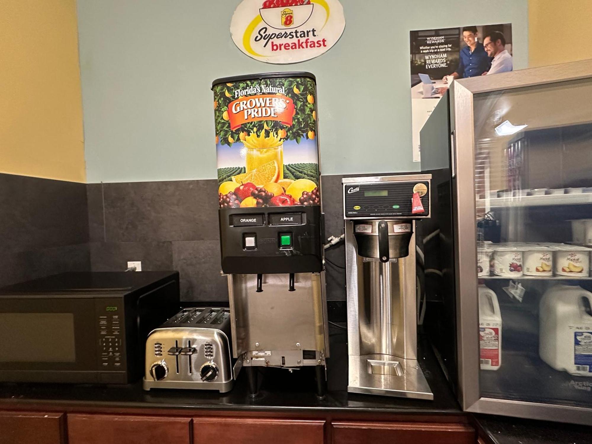 Super 8 By Wyndham Richfield Cleveland Hotell Exteriör bild